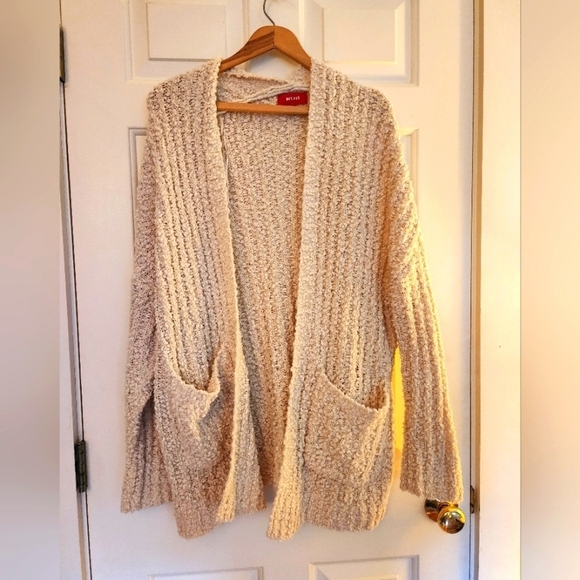 Cozy cream cardigan popcorn knit M/L front pockets oversized office closet basic - Picture 1 of 5